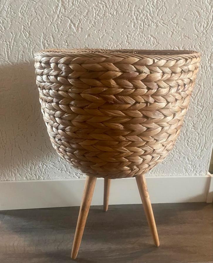 Leuke plantenbak op poten, Tuin en Terras, Bloembakken en Plantenbakken, Zo goed als nieuw, Overige materialen, Rond, Ophalen of Verzenden