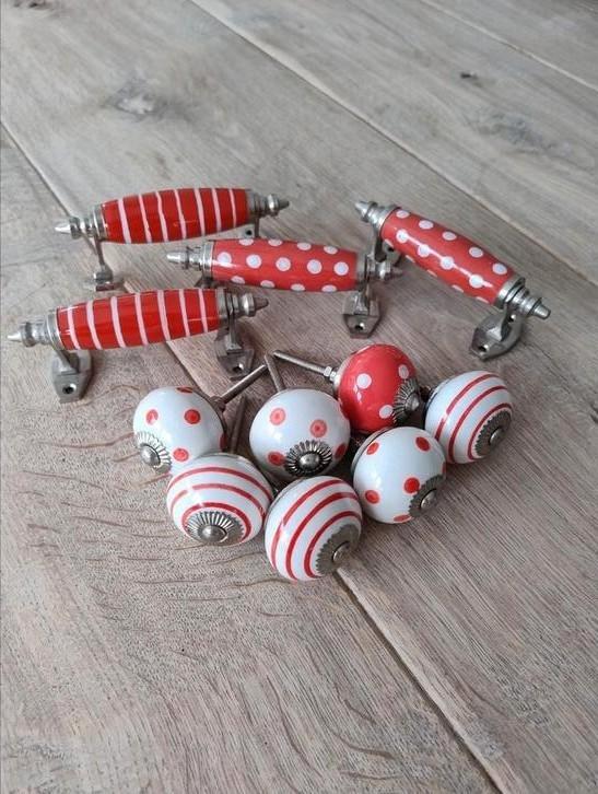 11 porseleinen kastknoppen handgrepen rood wit, Huis en Inrichting, Kasten | Overige, Zo goed als nieuw, Ophalen of Verzenden