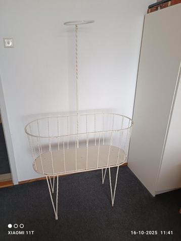 Brocante smeedijzeren wieg kleur wit. beschikbaar voor biedingen