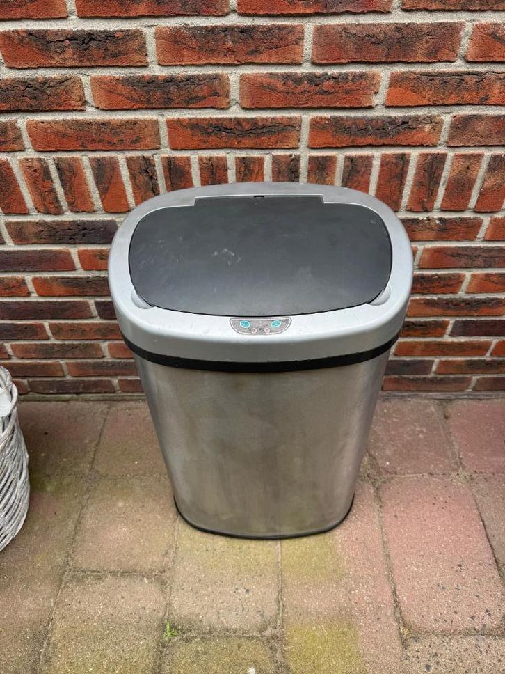 Automatische prullenbak van RVS open en dicht via een knopje, Huis en Inrichting, Woonaccessoires | Prullenbakken, Gebruikt, Metaal