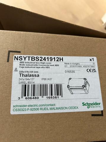 Lege instalatiekast schneider beschikbaar voor biedingen