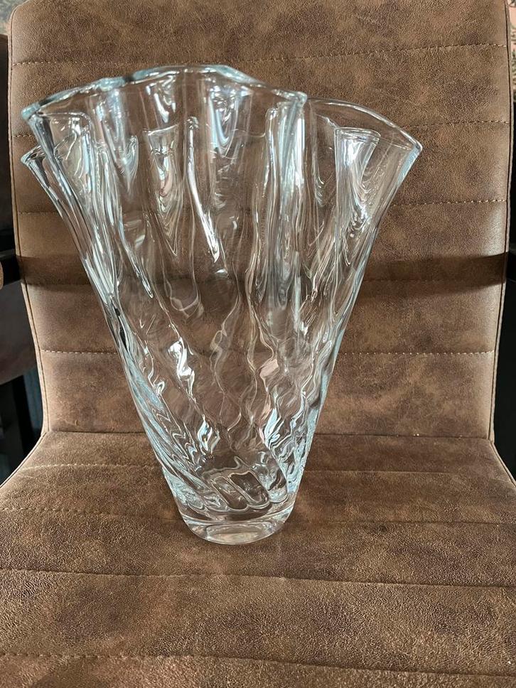 Grote glazen vaas met schulpen rand - 30cm, Huis en Inrichting, Woonaccessoires | Vazen, Zo goed als nieuw, Overige kleuren, Minder dan 50 cm