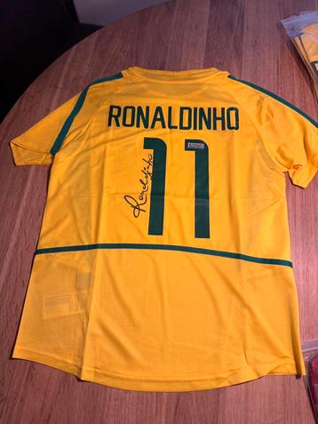 Gesingeerd Ronaldinho shirt beschikbaar voor biedingen