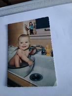 EEN VROLIJK KINDJE BIJ DE KRAAN, Ophalen of Verzenden