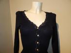 Rosemunde donker blauw vest met afwerking van kant L, Kleding | Dames, Truien en Vesten, Maat 42/44 (L), Zo goed als nieuw, Rosemunde