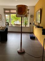 Staande retro vloerlamp met bewerkte houten voet. Hoog 170, Huis en Inrichting, Lampen | Vloerlampen, Ophalen, Hout, Retro, modern, scandinavisch