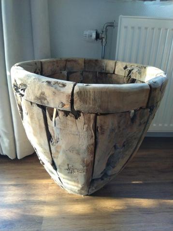 landelijke pot van rustiek hout beschikbaar voor biedingen