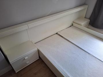 Ledikant met nachtkastjes en 2 spiralen 160x200 cm
