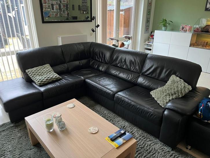 Grote Zwartleren Hoekbank met Voetenbank/Poef, Huis en Inrichting, Banken | Bankstellen, Gebruikt, Hoekbank, Vierpersoons of meer