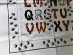 Geborduurd Dierenprint Alfabet ABC voor kussen wanddecoratie, Ophalen of Verzenden, Zo goed als nieuw, Handborduren, Overige typen