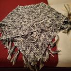 Grijze omslag sjaal met franjes, Ophalen of Verzenden, Zo goed als nieuw, Maat 46/48 (XL) of groter, Sjaal