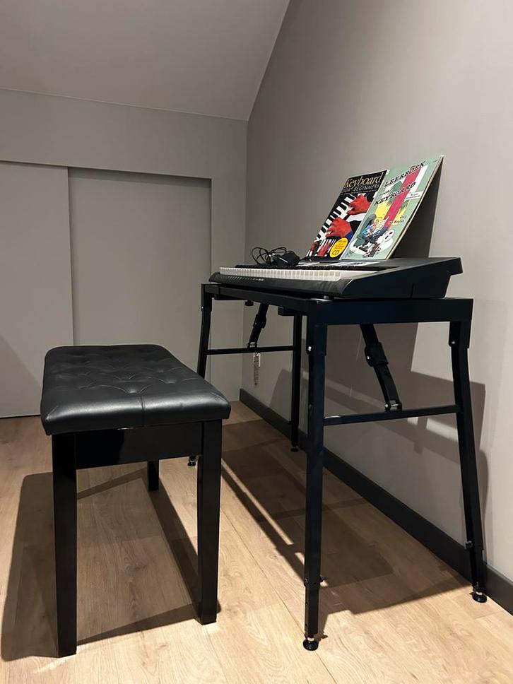 Casio LK-136 Keyboard - compleet met standaard en kruk!, Muziek en Instrumenten, Keyboards, Zo goed als nieuw, 61 toetsen, Casio