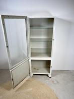 Vintage stalen dokterskast met twee deuren, Ophalen, Gebruikt