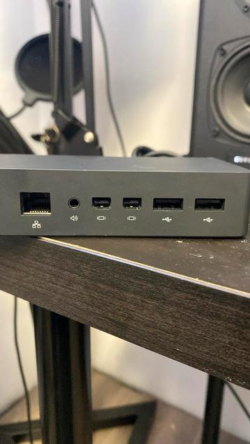 Surface docking station met adapter. beschikbaar voor biedingen