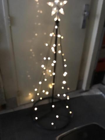 Kerstboom met led verlichting beschikbaar voor biedingen