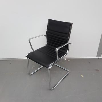 Vergaderstoel met schade - zwarte skai   beschikbaar voor biedingen
