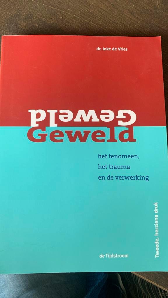 Joke de Vries - Geweld hbo boek, Boeken, Psychologie, Zo goed als nieuw, Ophalen of Verzenden