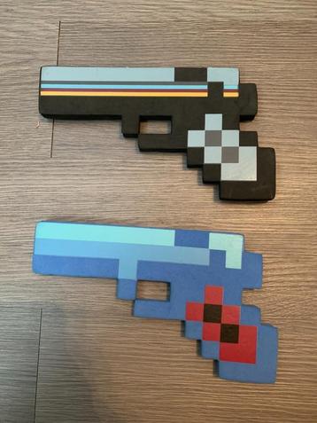 2 Minecraft plastic speelgoed model pistool zwart en blauw beschikbaar voor biedingen