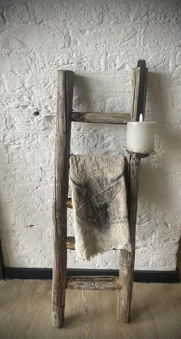 Houten ladder met 3 treden beschikbaar voor biedingen
