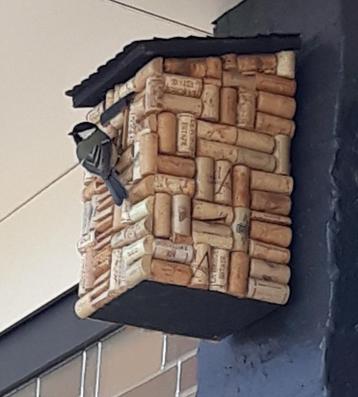 vogelhuisje en voederhuisje van wijnkurken gemaakt beschikbaar voor biedingen