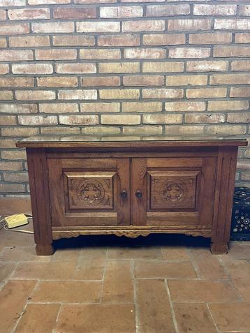 Eiken dressoirtje met bewerkte deurtjes beschikbaar voor biedingen