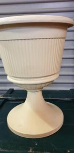 bloembak geel kunststof op voet, Tuin en Terras, Bloempotten, Ophalen of Verzenden, 'T Olde Gre-j, Info@toldegrej.nl, Endepoelstraat 20f Didam