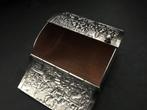 Vintage Verzilverde sigarettendoos, 9x8,5 cm op voetjes, Verzamelen, Ophalen of Verzenden, Zo goed als nieuw, Tabaksdoos of Verpakking