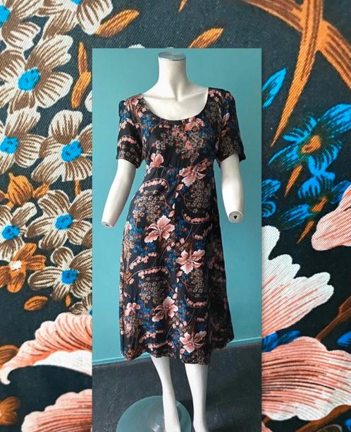 Vintage zijden jurk zwart met felgekleurde bloemen maat 40, Kleding | Dames, Jurken, Gedragen, Maat 38/40 (M), Zwart, Knielengte