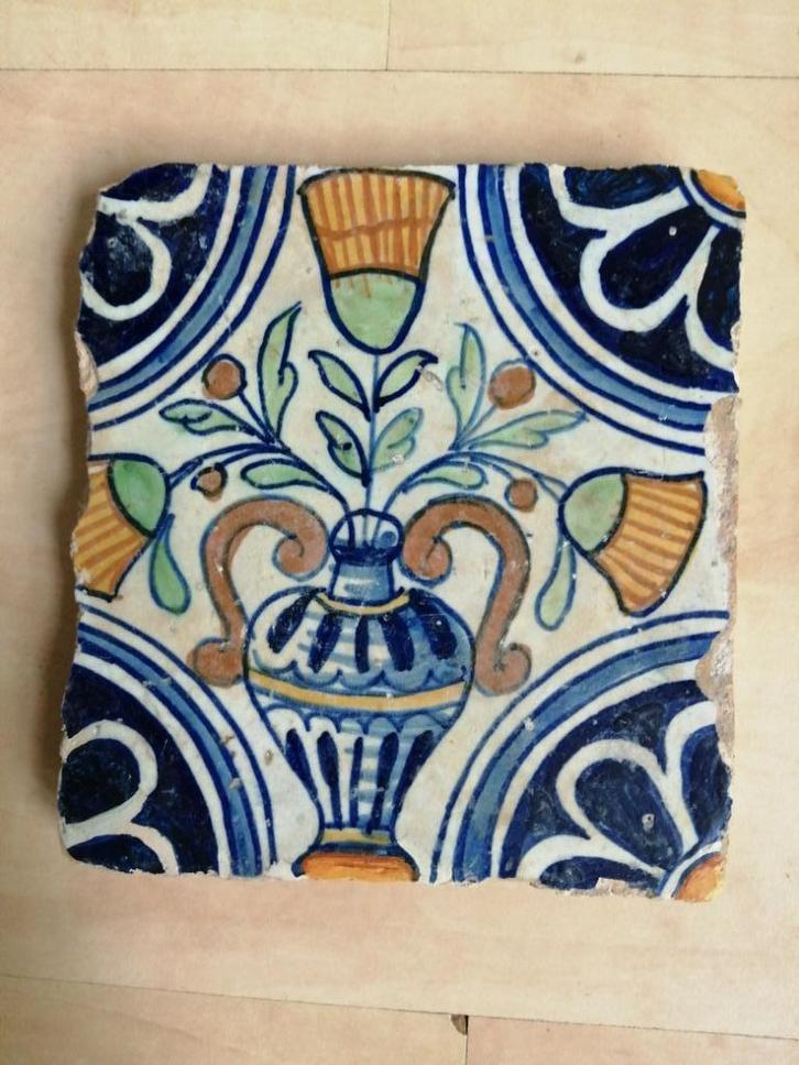 antieke tegel, polychrome, muurtegel, 17e eeuw, bloempot, Antiek en Kunst, Antiek | Wandborden en Tegels, Ophalen of Verzenden