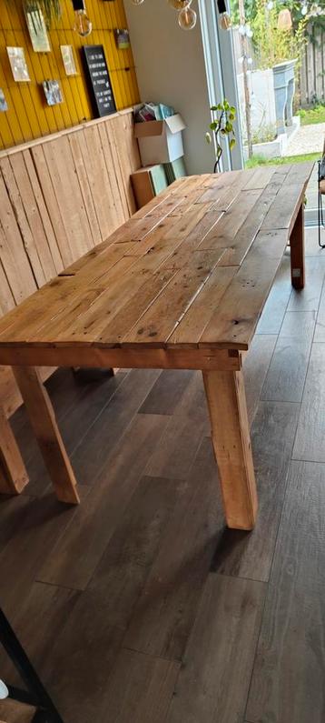Pallethouten eettafel en bankje beschikbaar voor biedingen