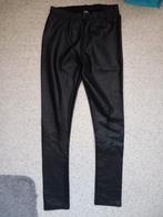 Zwarte lederlook legging mt134 (Nijmegen oost), Broek, Meisje, Kids, Ophalen of Verzenden