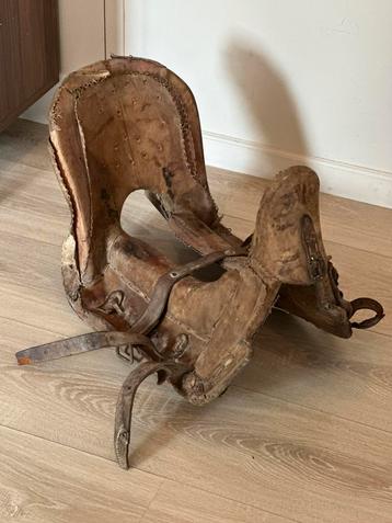 Prachtig antiek zadel voor paard uit hout & gelooide huid beschikbaar voor biedingen