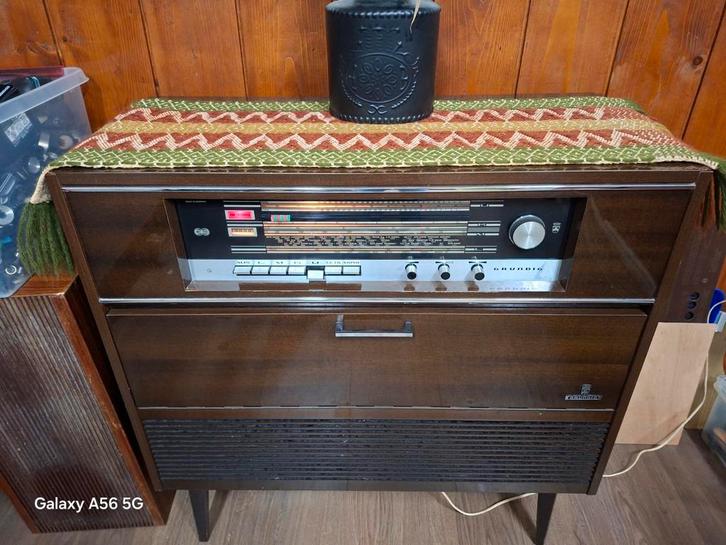 Een prachtig exemplaar van gründig met platenspeler, Antiek en Kunst, Antiek | Tv's en Audio, Ophalen of Verzenden