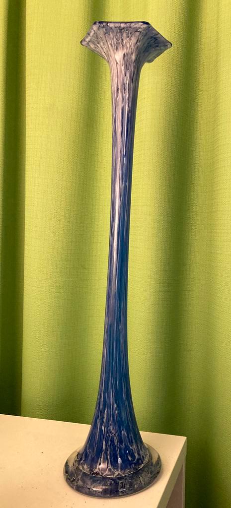 Blauw Kunstglas Vaas - 58cm Hoog, Huis en Inrichting, Woonaccessoires | Vazen, Zo goed als nieuw, Blauw, Minder dan 50 cm, Glas