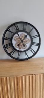 Metalen industriële klok met draaiende tandwielen, Ophalen, Wandklok