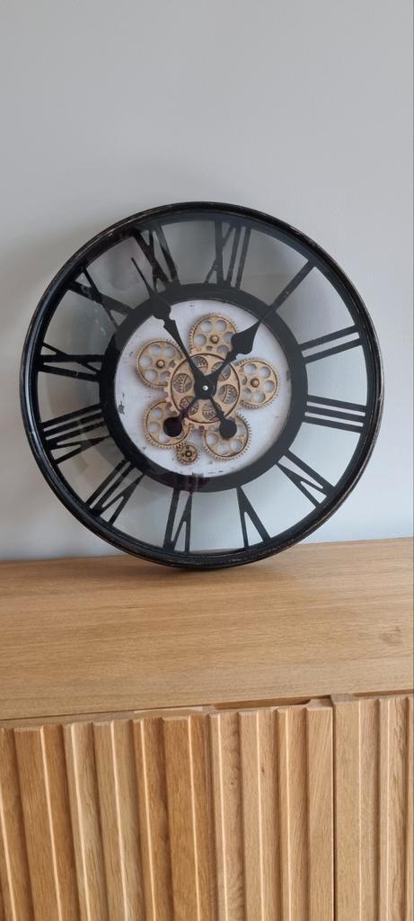 Metalen industriële klok met draaiende tandwielen, Huis en Inrichting, Woonaccessoires | Klokken, Wandklok, Ophalen