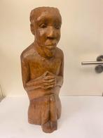 Afrikaanse in 1 stuk zittende man houten beeld., Antiek en Kunst, Ophalen of Verzenden