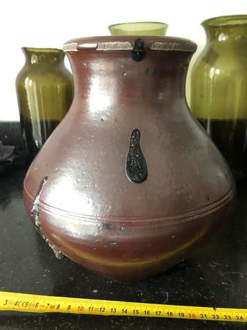 Mooie oude aardewerk vaas beschikbaar voor biedingen