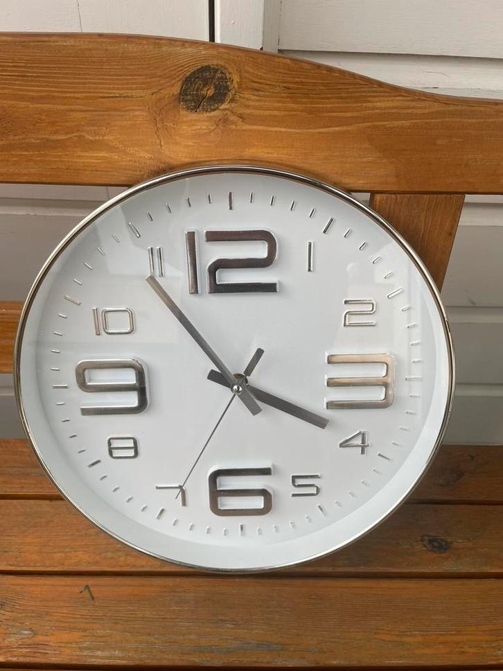 Wandklok wit zilver zilverkleurig | analoog 30 cm, Huis en Inrichting, Woonaccessoires | Klokken, Gebruikt, Wandklok, Analoog