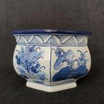 Vintage wit en blauwe Chinese vaasplanter handbeschilderd, Antiek en Kunst, Antiek | Porselein, Ophalen of Verzenden