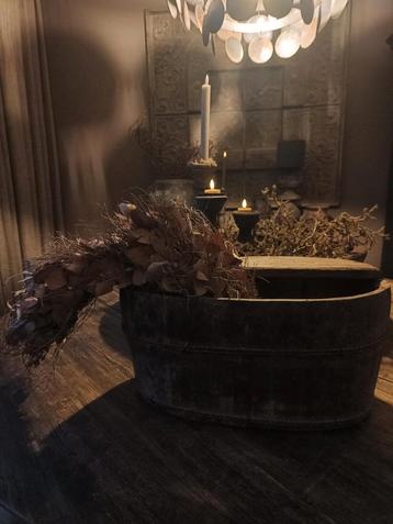 Houten olijfbak met ingedroogde toef beschikbaar voor biedingen