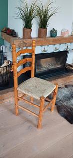 Leuke stoel van grenen hout met rieten zitting., Ophalen, Gebruikt, Bruin, Eén