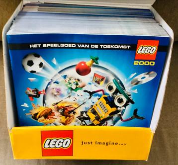 Winkel doosje met 35 vintage Lego Boekjes uit 2000 beschikbaar voor biedingen