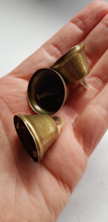 Metalen klokjes, antiek brons beschikbaar voor biedingen