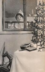 KERST meisje kijkt door raam kerstboom en cadeaus uit 1908, Verzamelen, Ansichtkaarten | Themakaarten, Verzenden, Voor 1920, Gelopen