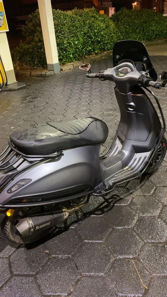 Vespa sprint 4t 2017 akra, Fietsen en Brommers, Scooters | Vespa, Gebruikt, Vespa S, Benzine, Ophalen