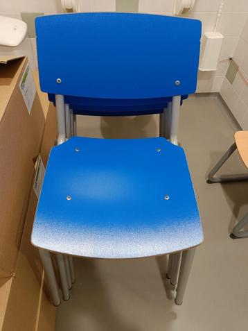 4 blauwe stoelen gratis
