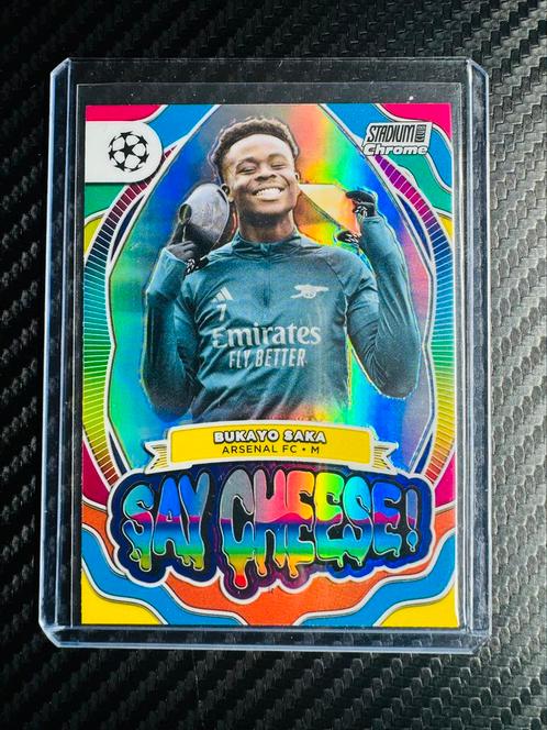 Topps Stadium Club Chrome Saka Say Cheese! #SC-BS, Hobby en Vrije tijd, Verzamelkaartspellen | Overige, Zo goed als nieuw, Losse kaart