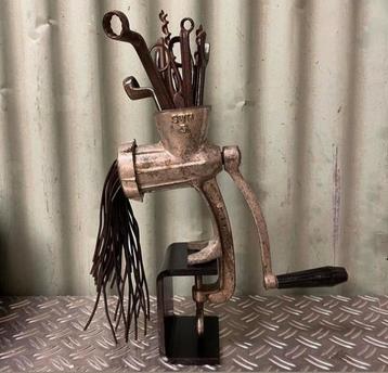 Oude vleesmolen- upcycling - metal art - duurzaam beschikbaar voor biedingen