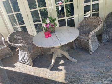 Tuintafel met rieten stoelen, gratis  beschikbaar voor biedingen